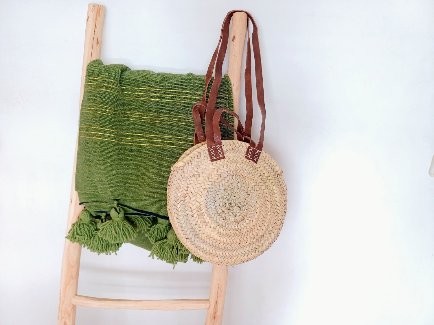 Bolso Temsia Bolso redondo y asas de cuero.