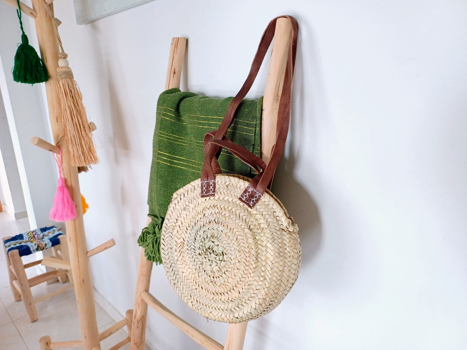 Bolso Temsia Bolso redondo hojas de palma y cuero, funcional y de uso diario